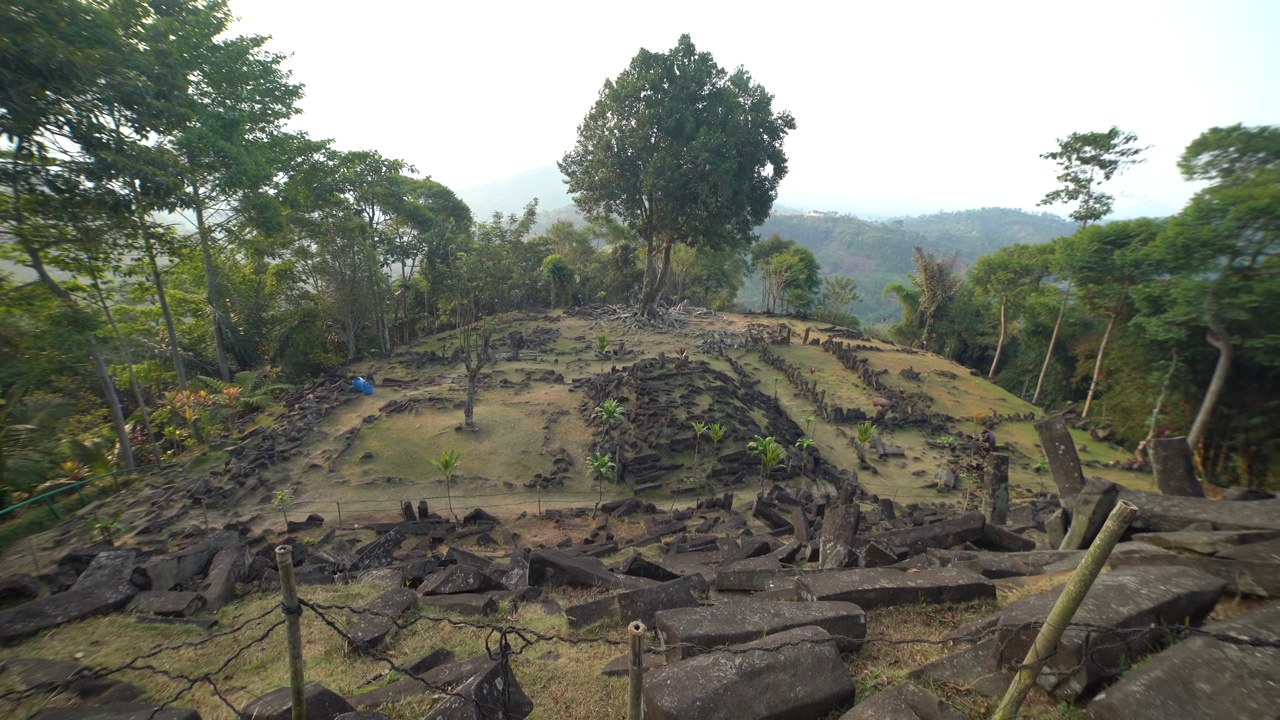 巨石遗址古农巴东，Cianjur，西爪哇，印度尼西亚视频下载