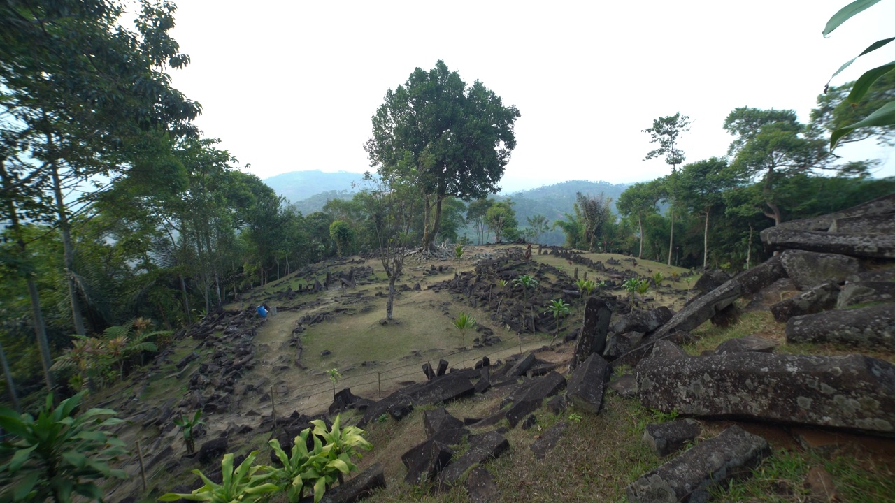 巨石遗址古农巴东，Cianjur，西爪哇，印度尼西亚视频下载