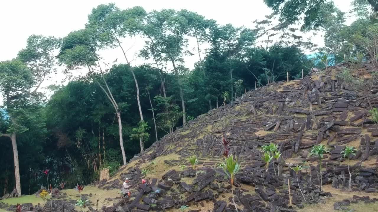 巨石遗址古农巴东，Cianjur，西爪哇，印度尼西亚视频下载