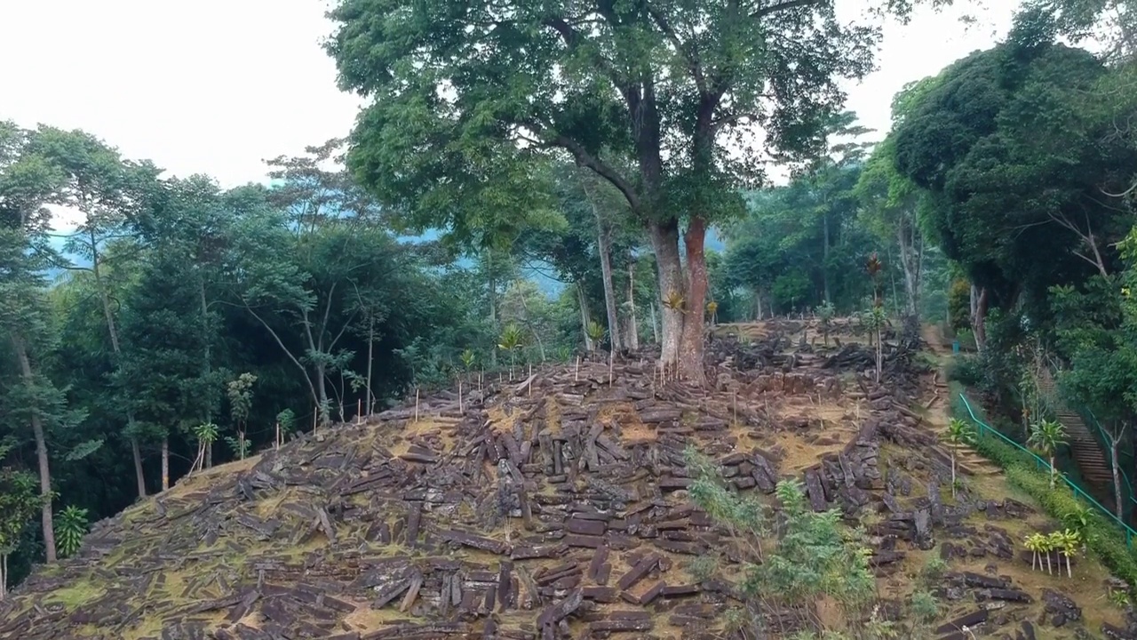 巨石遗址古农巴东，Cianjur，西爪哇，印度尼西亚视频素材