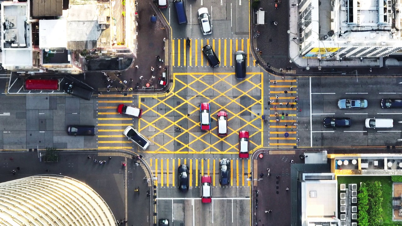 香港闹市区旺角十字路口，汽车交通在道路上运输，行人行人过斑马线。无人机俯视图。亚洲生活方式，亚洲交通都市生活视频下载