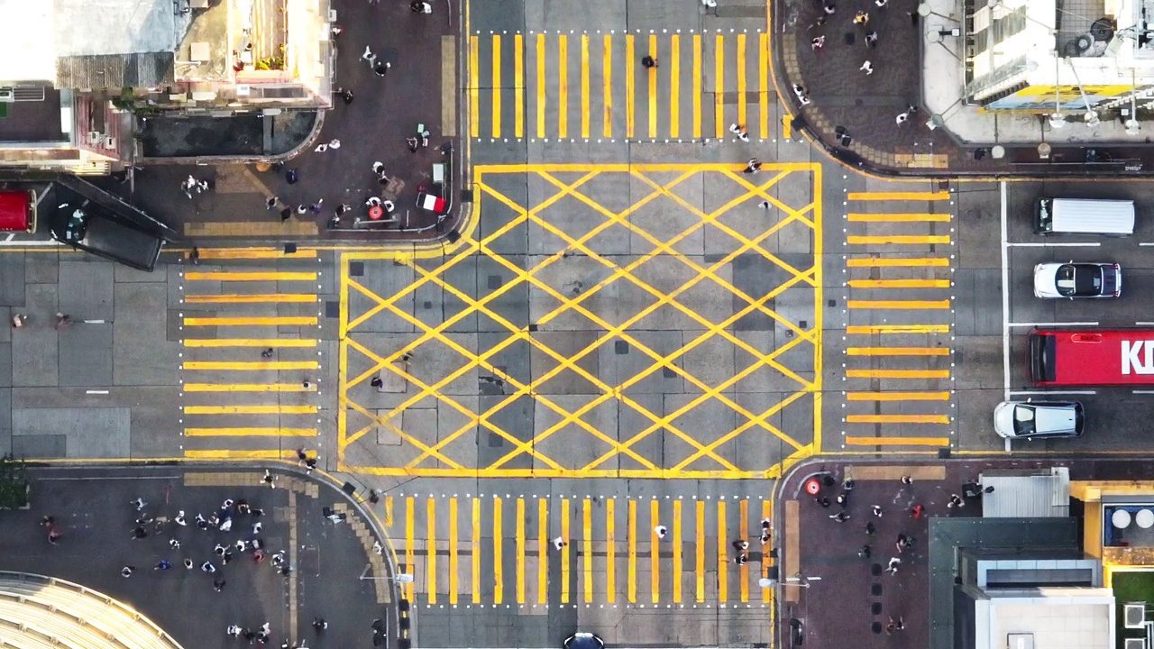 香港闹市区旺角十字路口，汽车交通在道路上运输，行人行人过斑马线。无人机俯视图。亚洲生活方式，亚洲交通都市生活视频下载