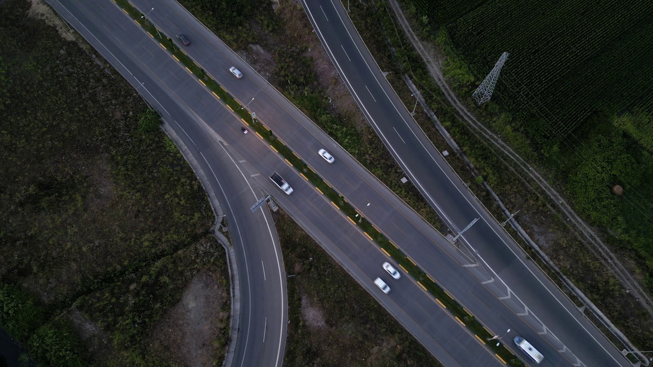 从空中俯瞰高速公路上的交通堵塞视频素材