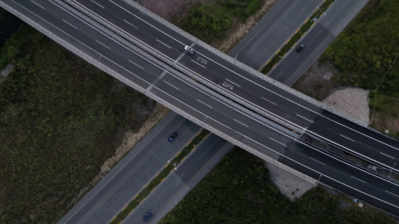 从空中俯瞰高速公路上的交通堵塞视频素材