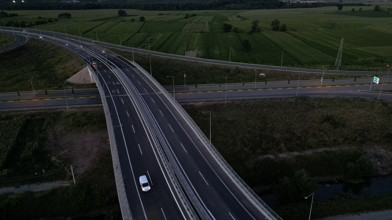 从空中俯瞰高速公路上的交通堵塞视频素材