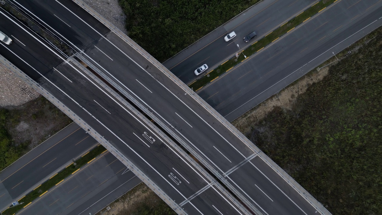 从空中俯瞰高速公路上的交通堵塞视频素材