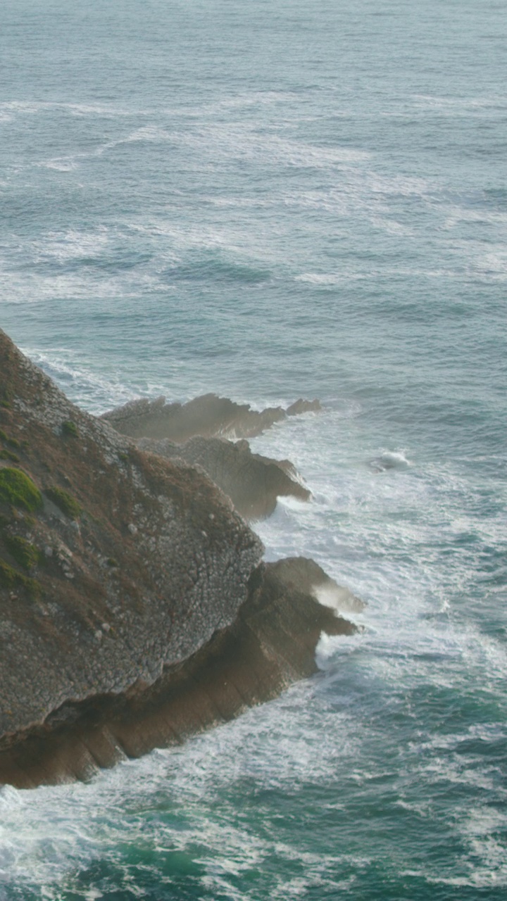 泡沫海洋悬崖景观鸟瞰图。深蓝的海水环绕着岩岸岛视频素材