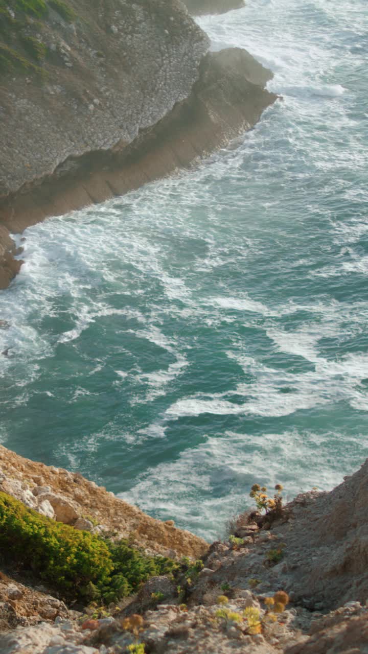 深海海水多岩的海岸线。石山冲刷平静的大西洋碧海视频素材