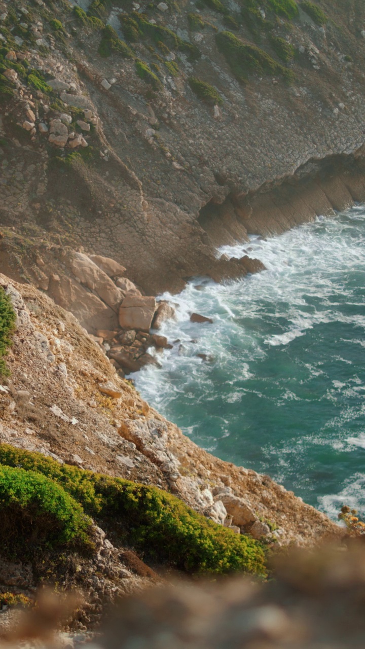 海边沙滩悬崖自然鸟瞰图。岩岸岛泡沫海洋景观视频素材