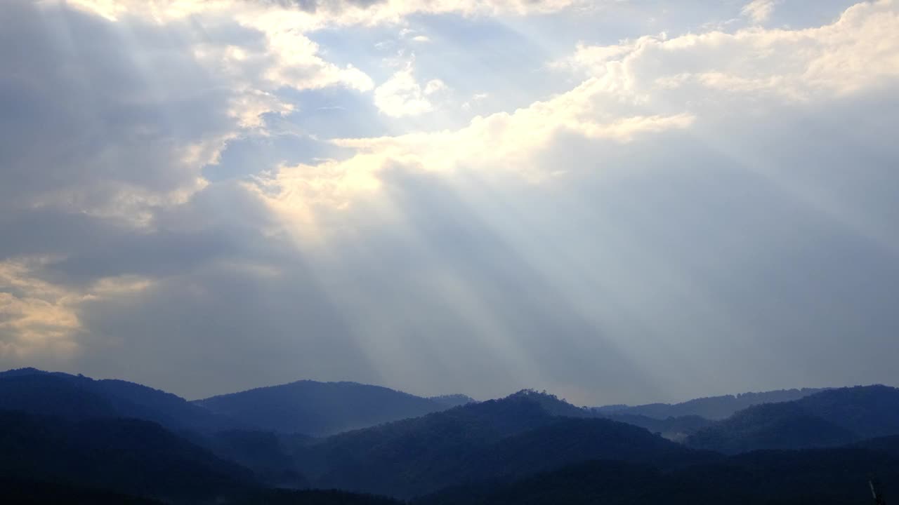 戏剧性的天空与暴风雨云在阴天的时间流逝。视频素材