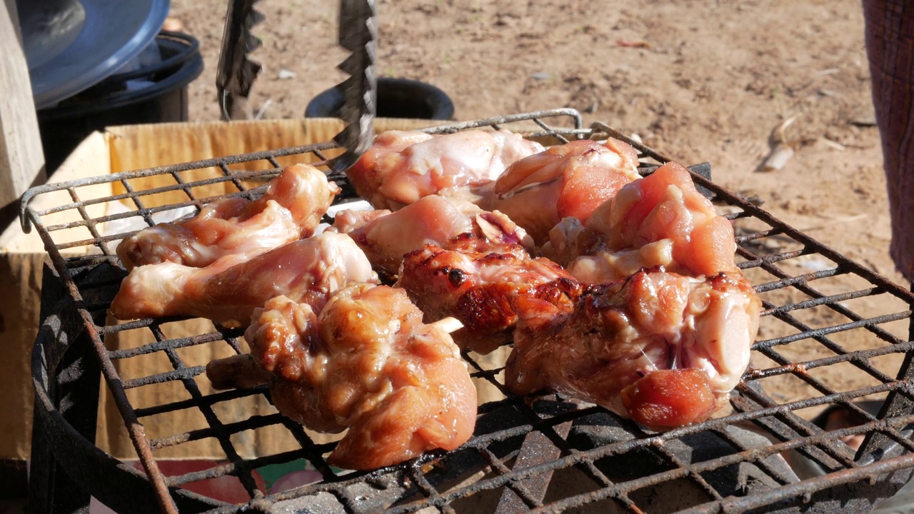 近距离的美味鸡肉烤和翻转在一个当地的烤炉上。视频素材