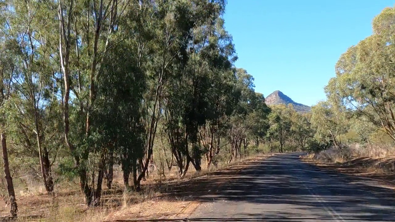 乡村道路，风景镜头与清晰的蓝天视频素材