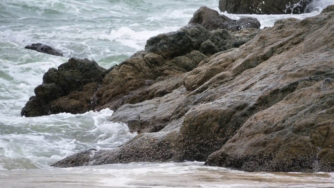 海浪冲击着海岸上的岩石。视频下载