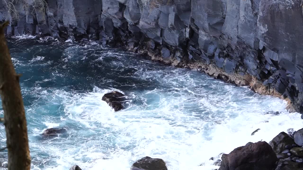 大悬崖上的大浪视频素材