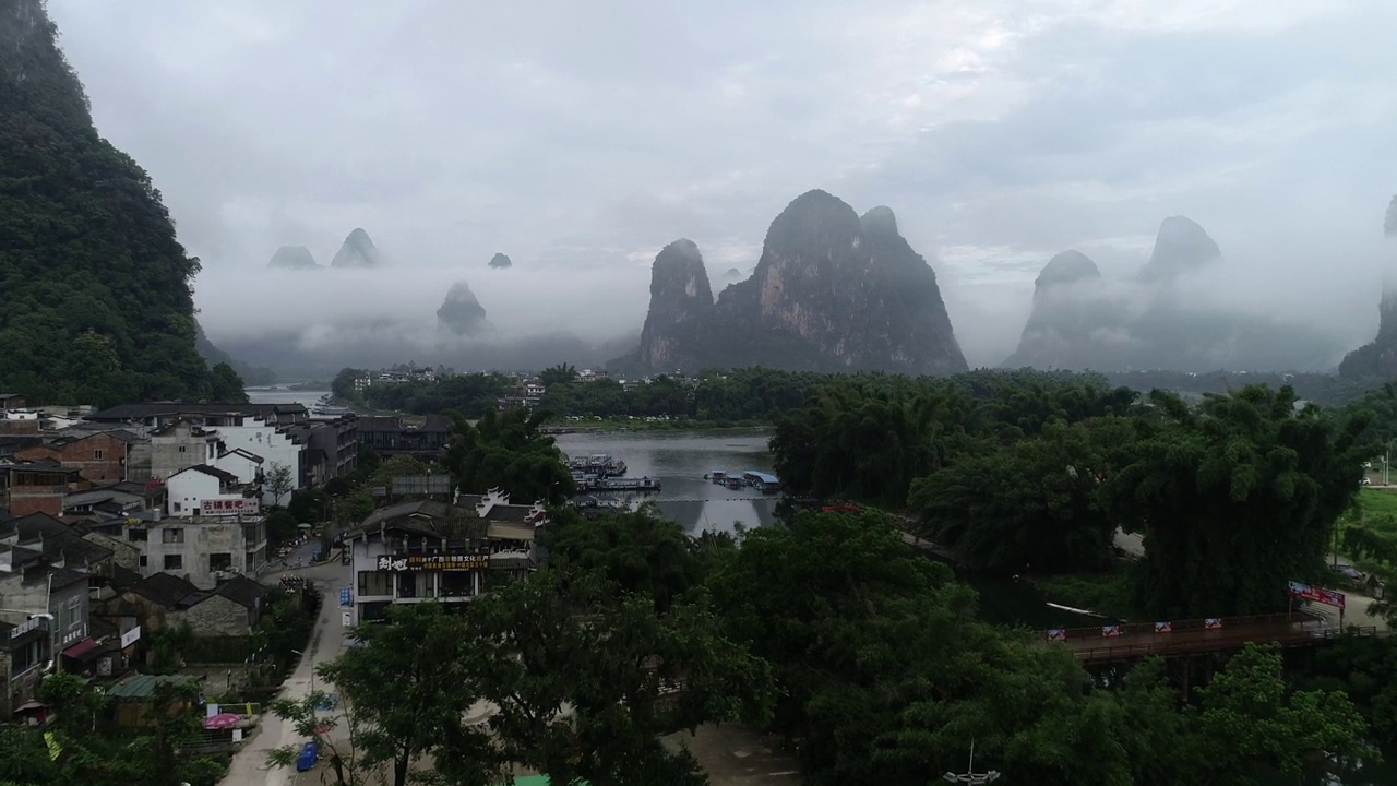 在阴雨天，中国桂林阳朔县兴平古镇漓江自然风光的航拍视频素材