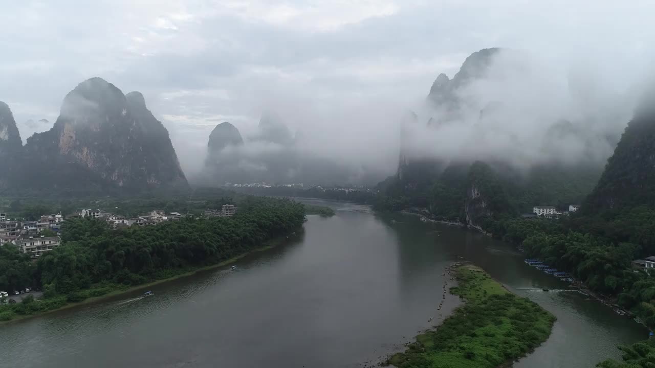 在阴雨天，中国桂林阳朔县兴平古镇漓江自然风光的航拍视频素材