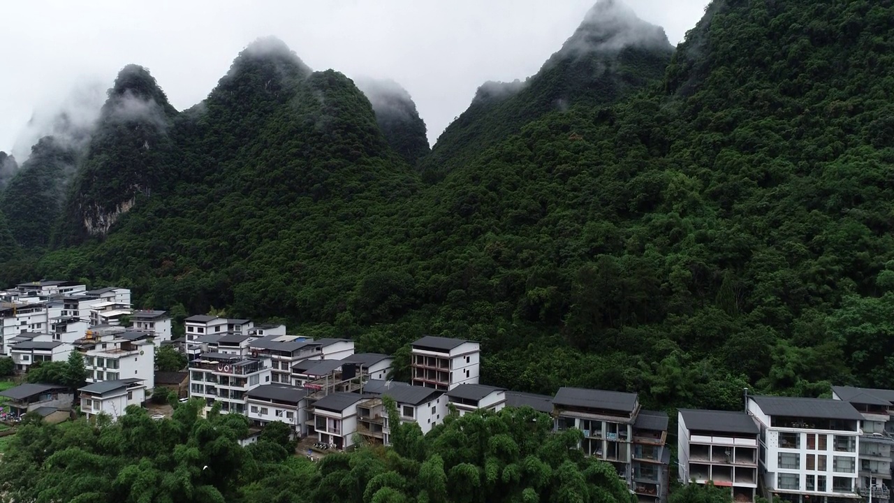 在阴雨天，中国桂林阳朔县兴平古镇漓江自然风光的航拍视频素材