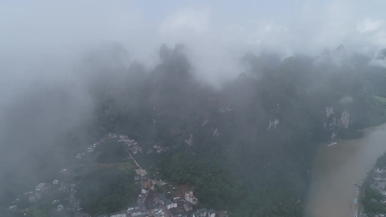 在阴雨天，中国桂林阳朔县兴平古镇漓江自然风光的航拍视频素材