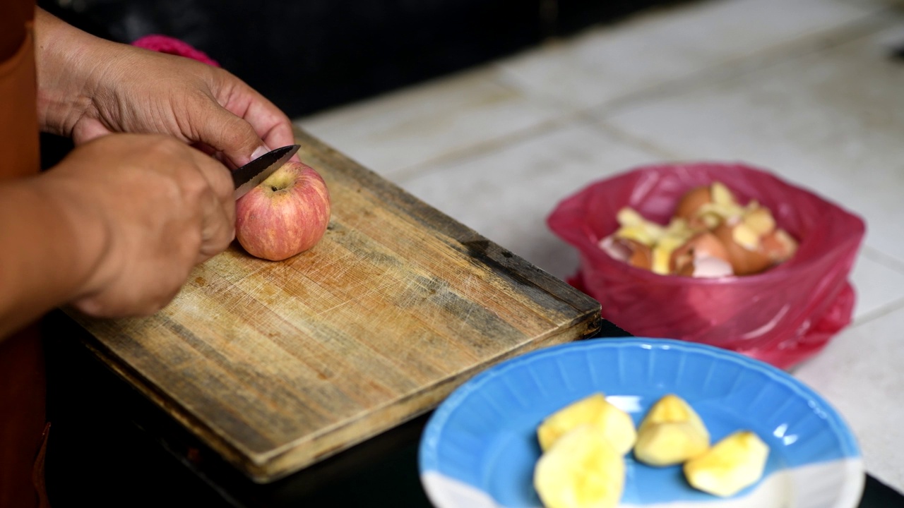 男厨师将有机食物垃圾扔进堆肥箱，并倒入bokashi发酵视频下载