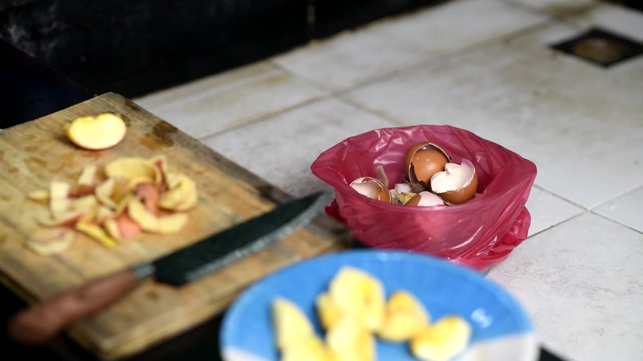 男厨师将有机食物垃圾扔进堆肥箱，并倒入bokashi发酵视频下载