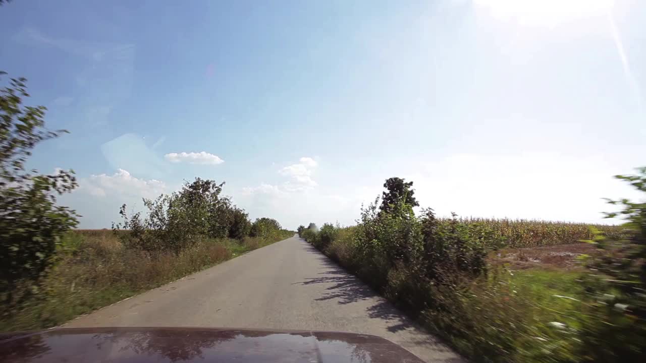 在乡下开车，车上有摄像头视频下载