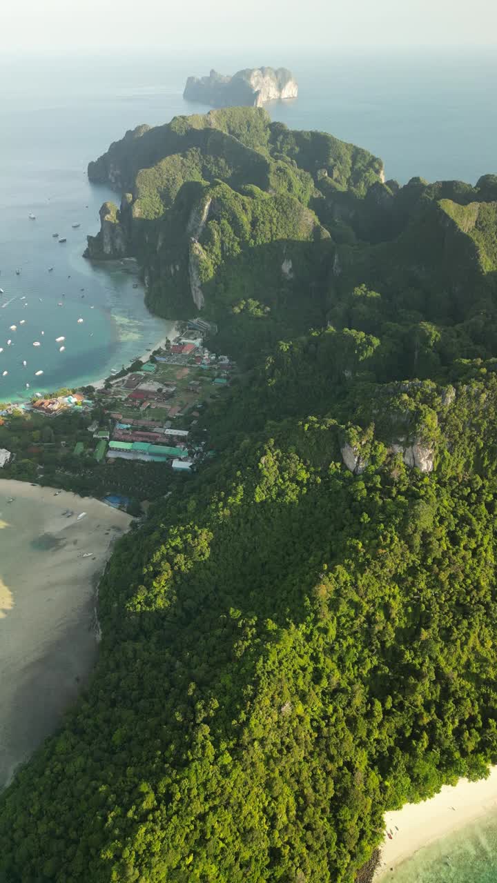 无人机拍摄的泰国皮皮岛Loh Dalum湾和Tonsai湾的猴子海滩。视频素材