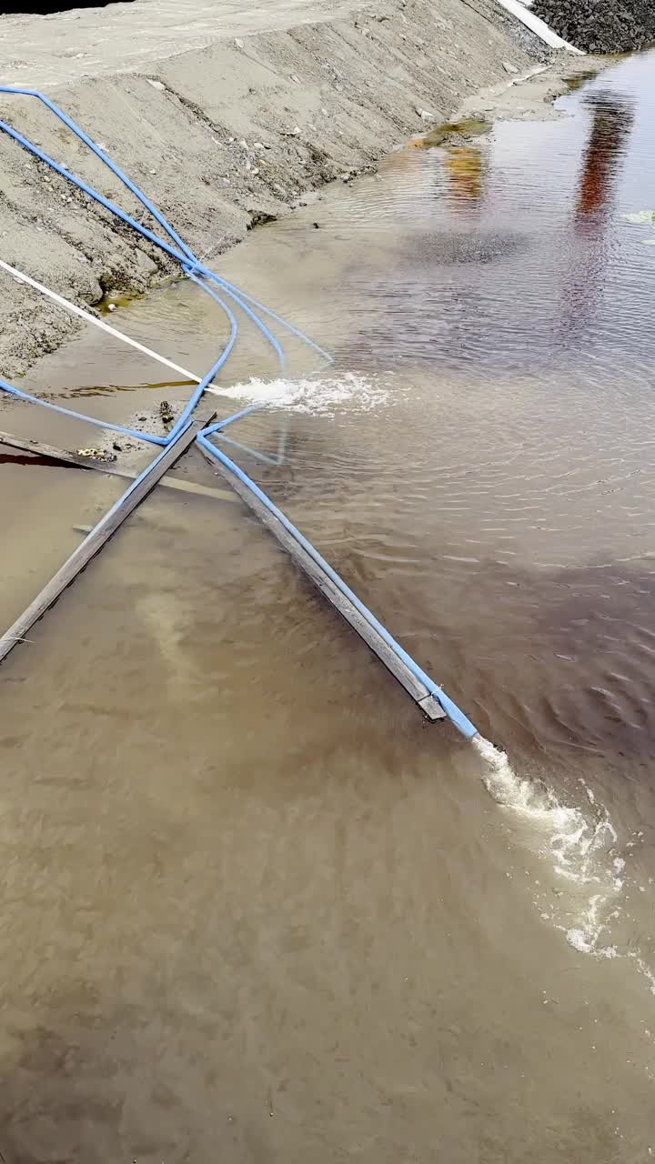 洪水从室外垂直的漏水水管中倾泻而下视频素材