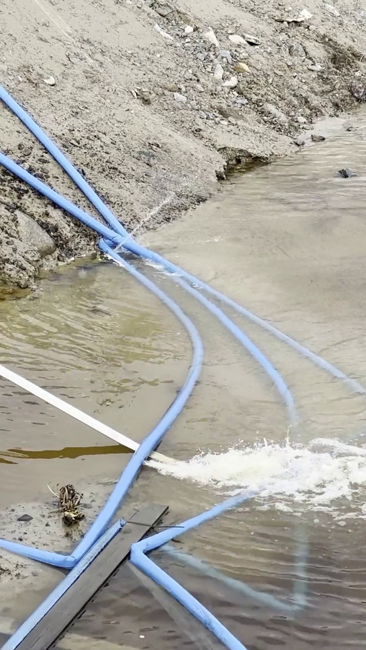 洪水从室外垂直的漏水水管中倾泻而下视频素材