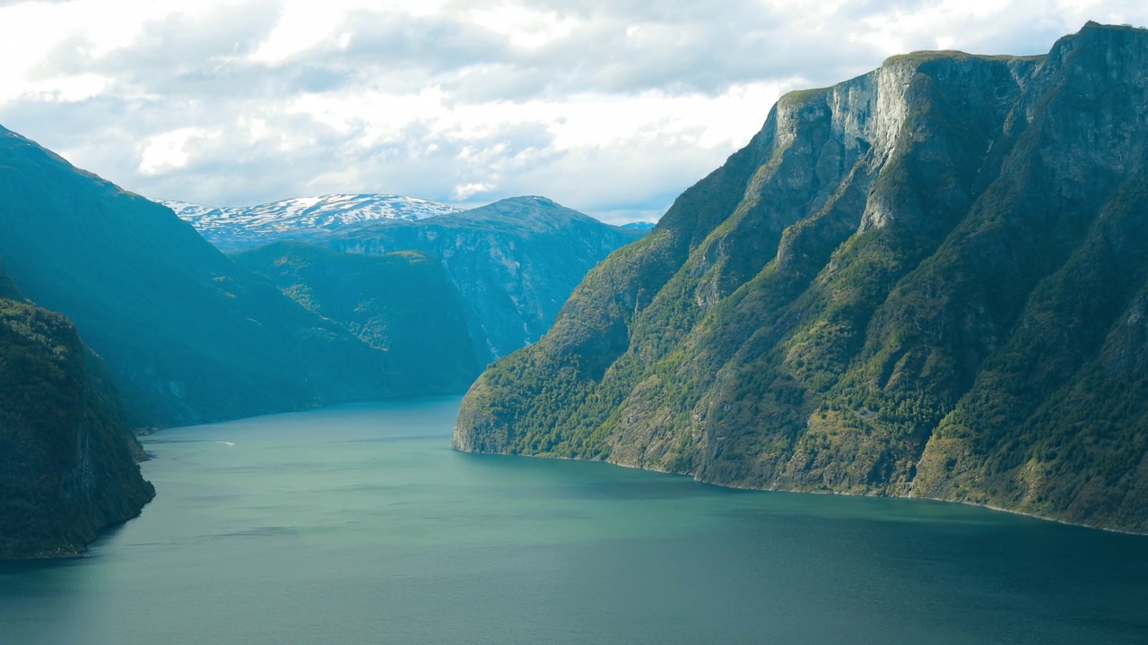 挪威的宋和峡湾。超延时全景图惊人的峡湾son Og Fjordane全景。著名自然景点、夏季地标和热门旅游目的地的夏季景观视频素材