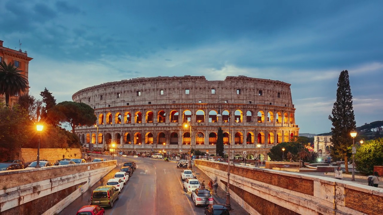 罗马,意大利。罗马圆形大剧场。日落、傍晚和夜间弗拉维安圆形剧场附近的交通。联合国教科文组织世界著名地标。白天到晚上的时间推移视频素材