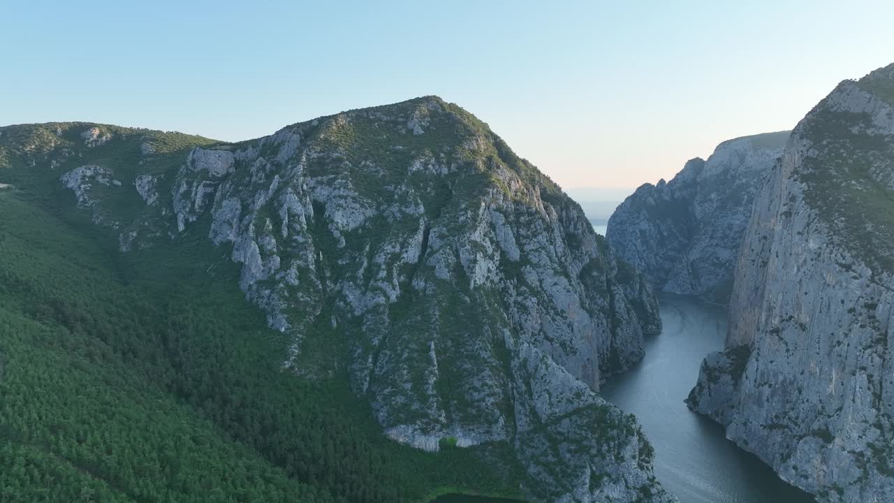 鸟瞰山脉和巨大的河流视频素材