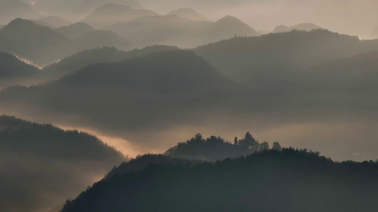 山与雾和雾在早晨视频素材