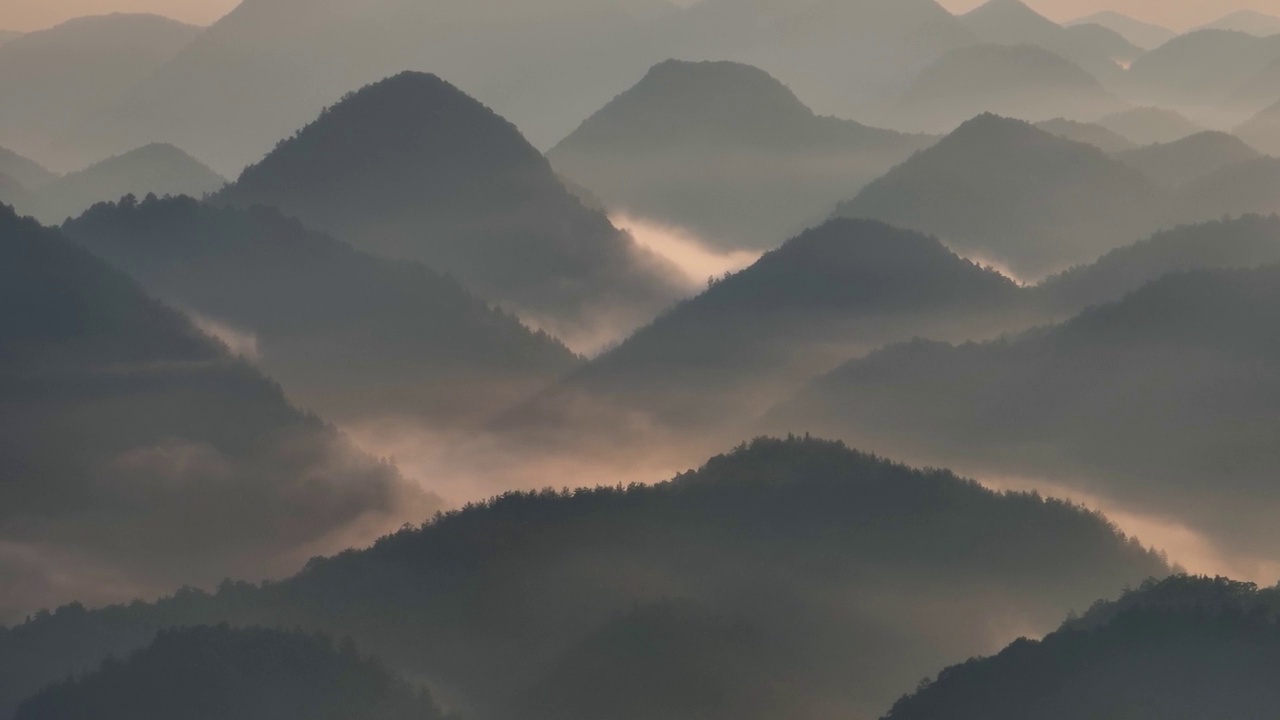 山与雾和雾在早晨视频素材