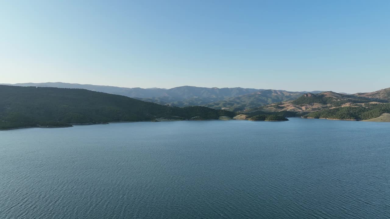 鸟瞰山脉和巨大的河流视频素材