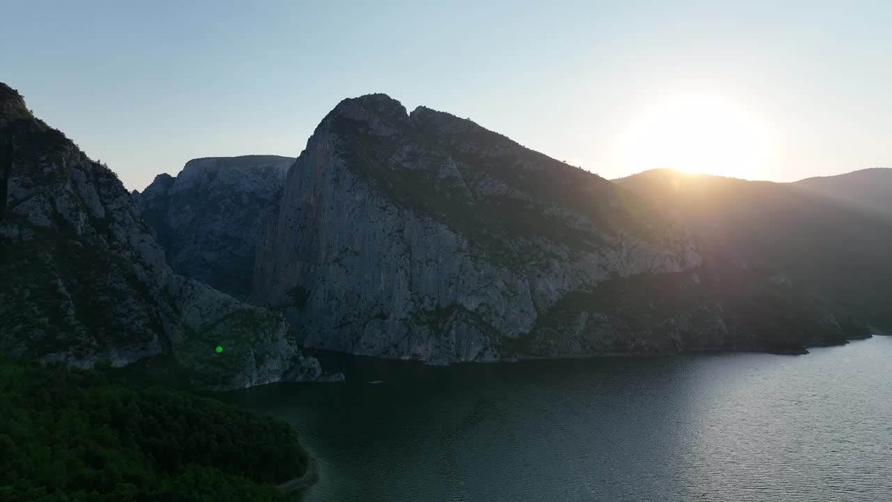 鸟瞰山脉和巨大的河流视频素材