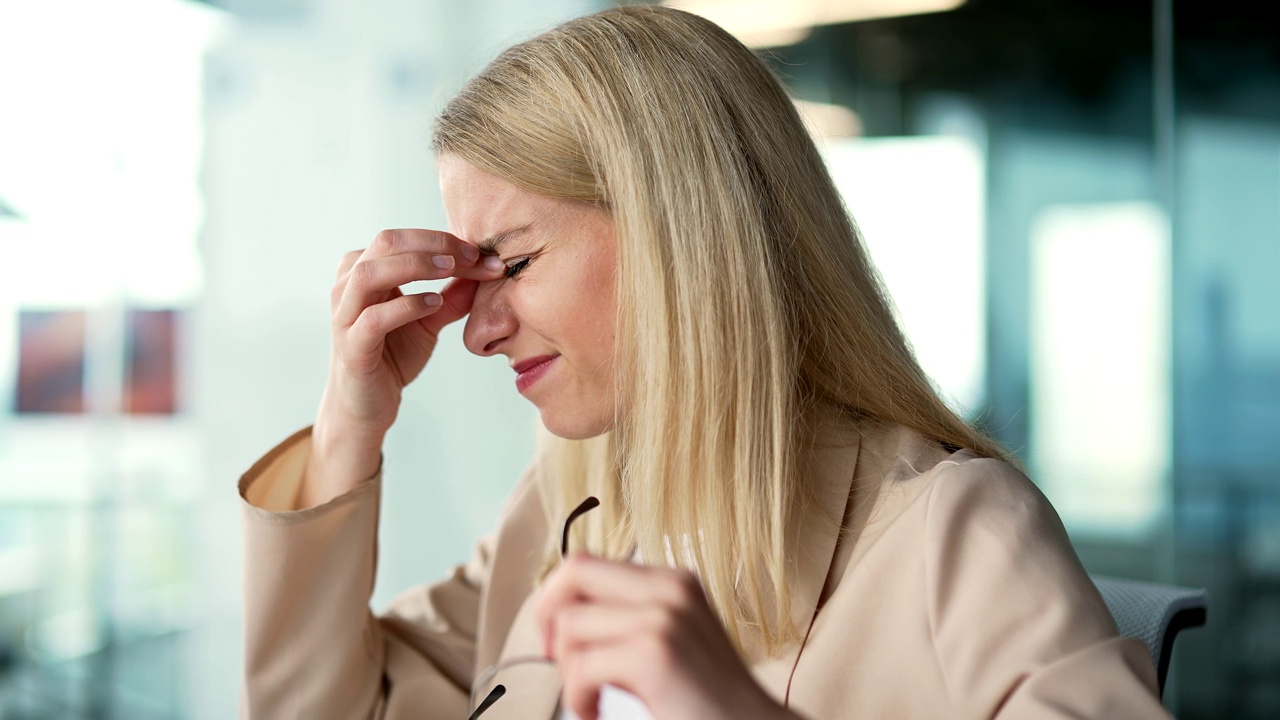 关闭了。劳累过度的年轻女商人患有眼疲劳视频素材