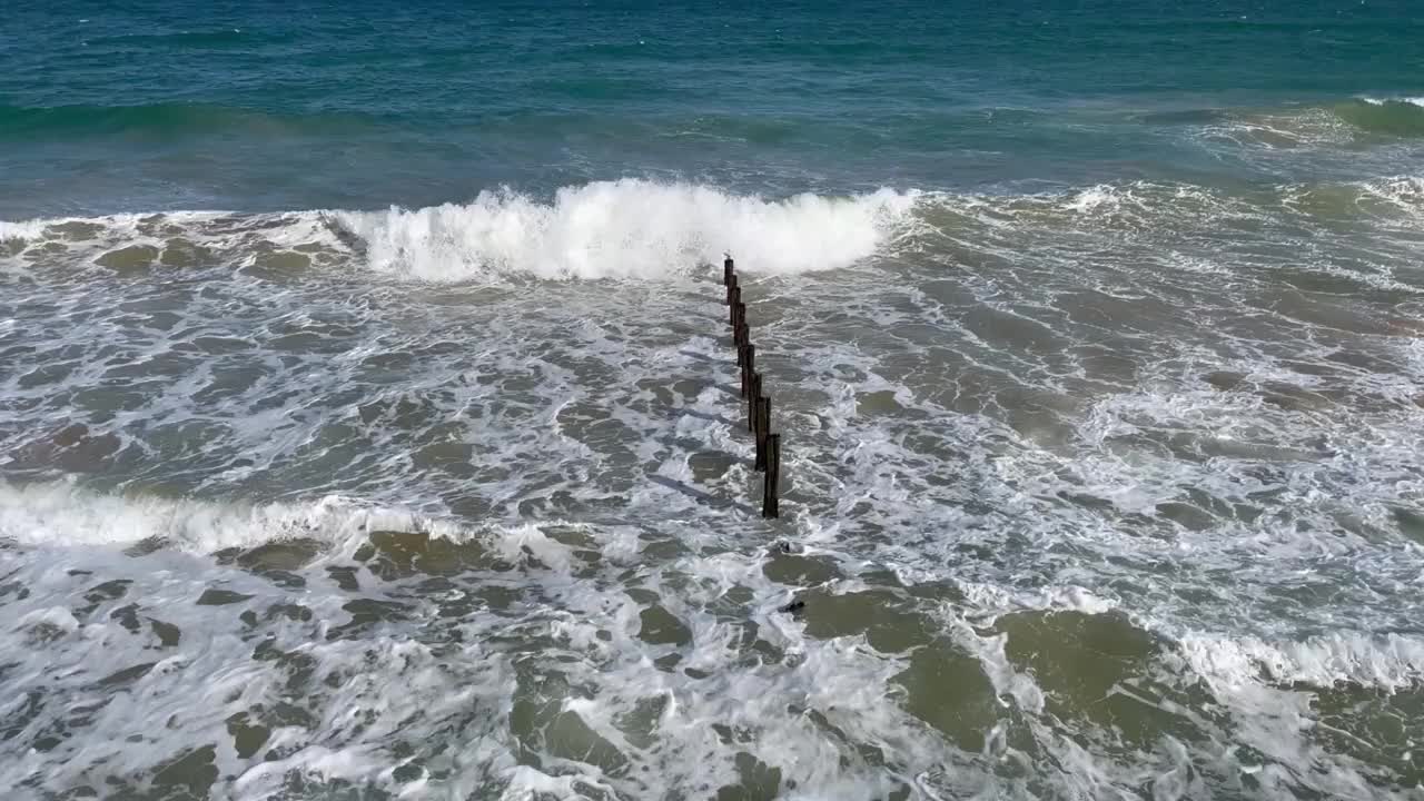 防波堤上的波浪视频下载