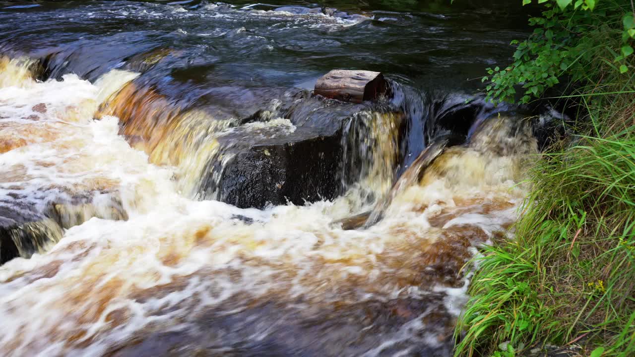 大岩石在山河。水流湍急，呈瀑布状。河水。视频素材