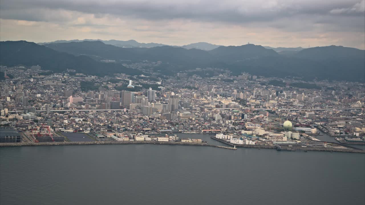 从飞越神户上空的飞机上俯瞰这座城市视频素材