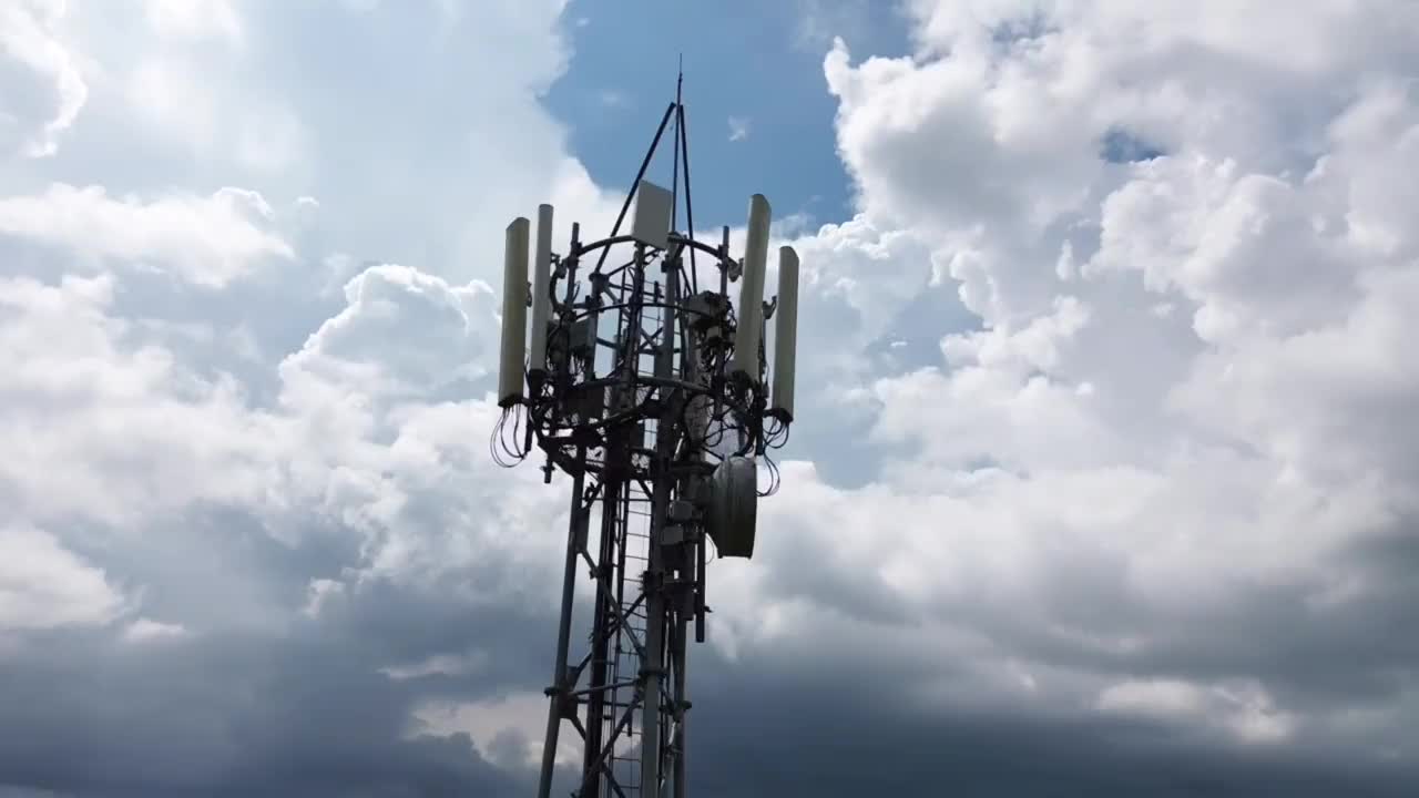 无线数据站鸟瞰图。发射塔。高速互联网5g视频素材