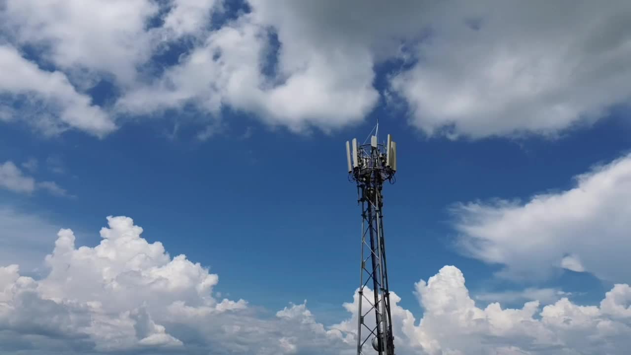 无线数据站鸟瞰图。发射塔。高速互联网5g视频素材