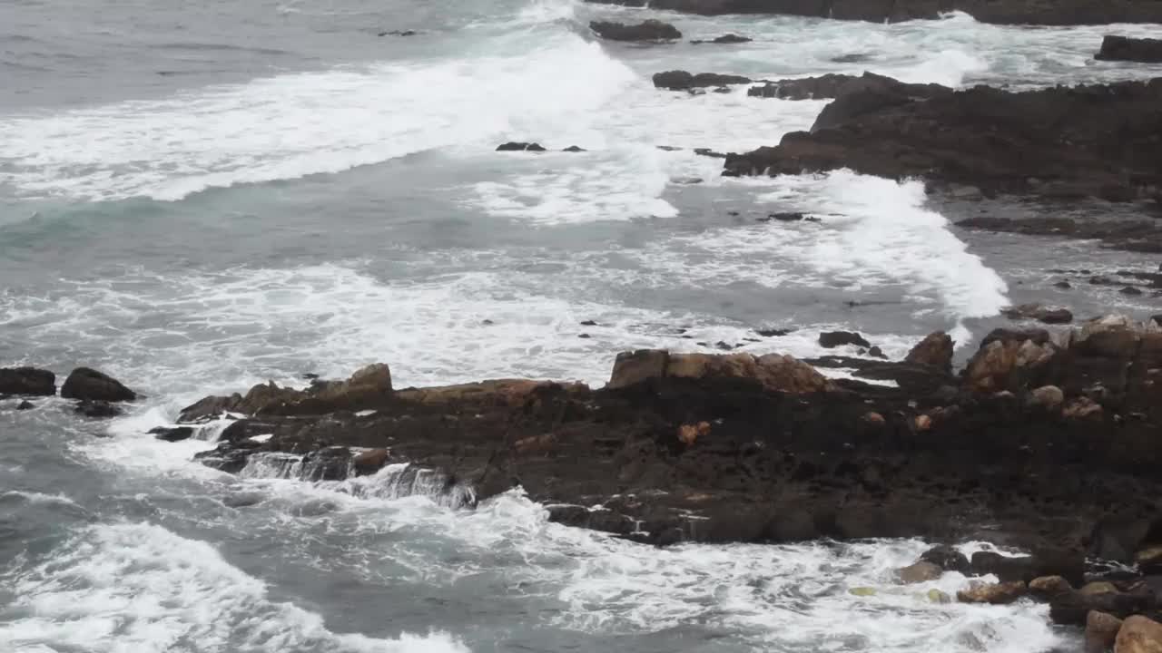 海浪冲击着海岸上的岩层视频下载