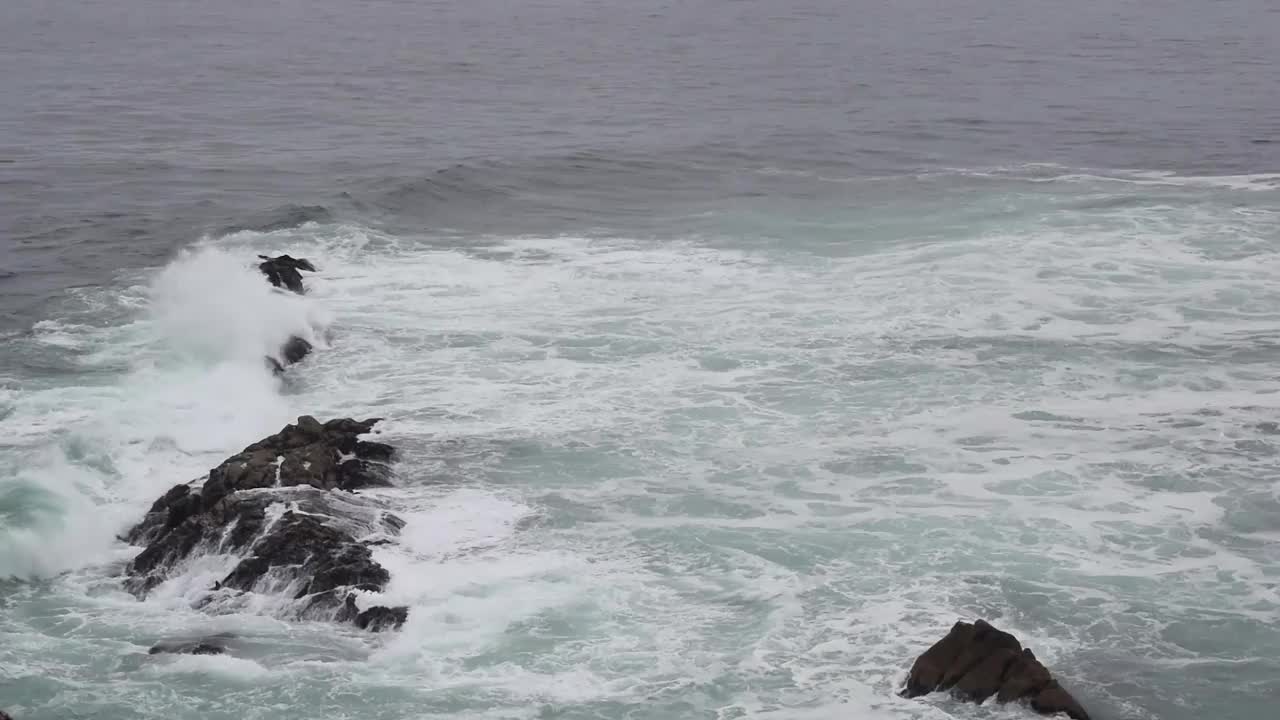 海浪冲击着岩石，在大西洋上形成泡沫视频下载