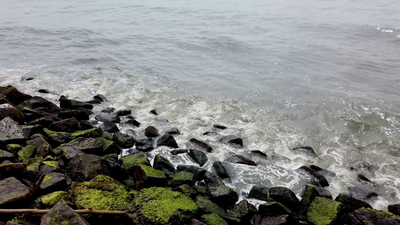 在印度高知的阿拉伯海，海浪冲击岩石的海岸的壮观景象。视频素材