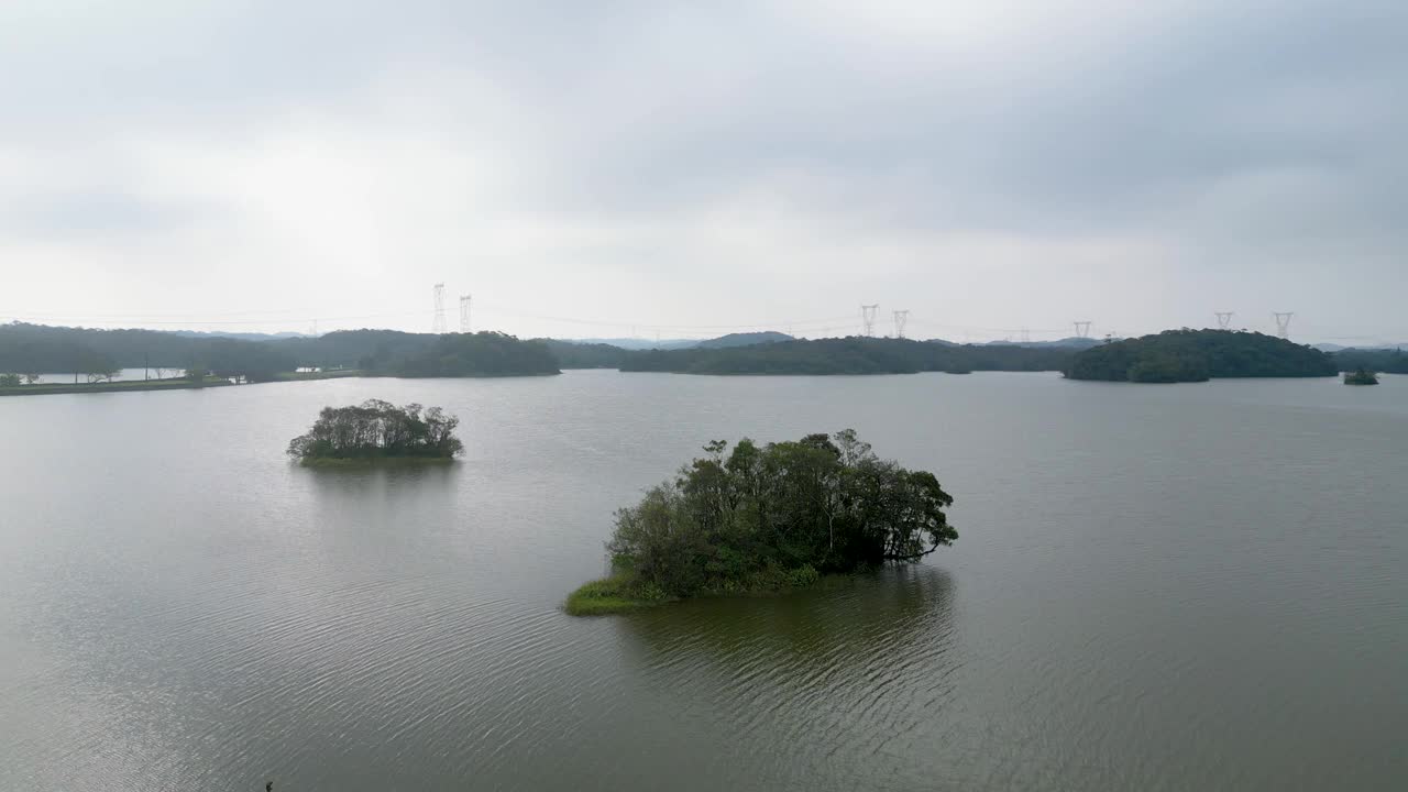 清晨的湖面和云彩视频素材