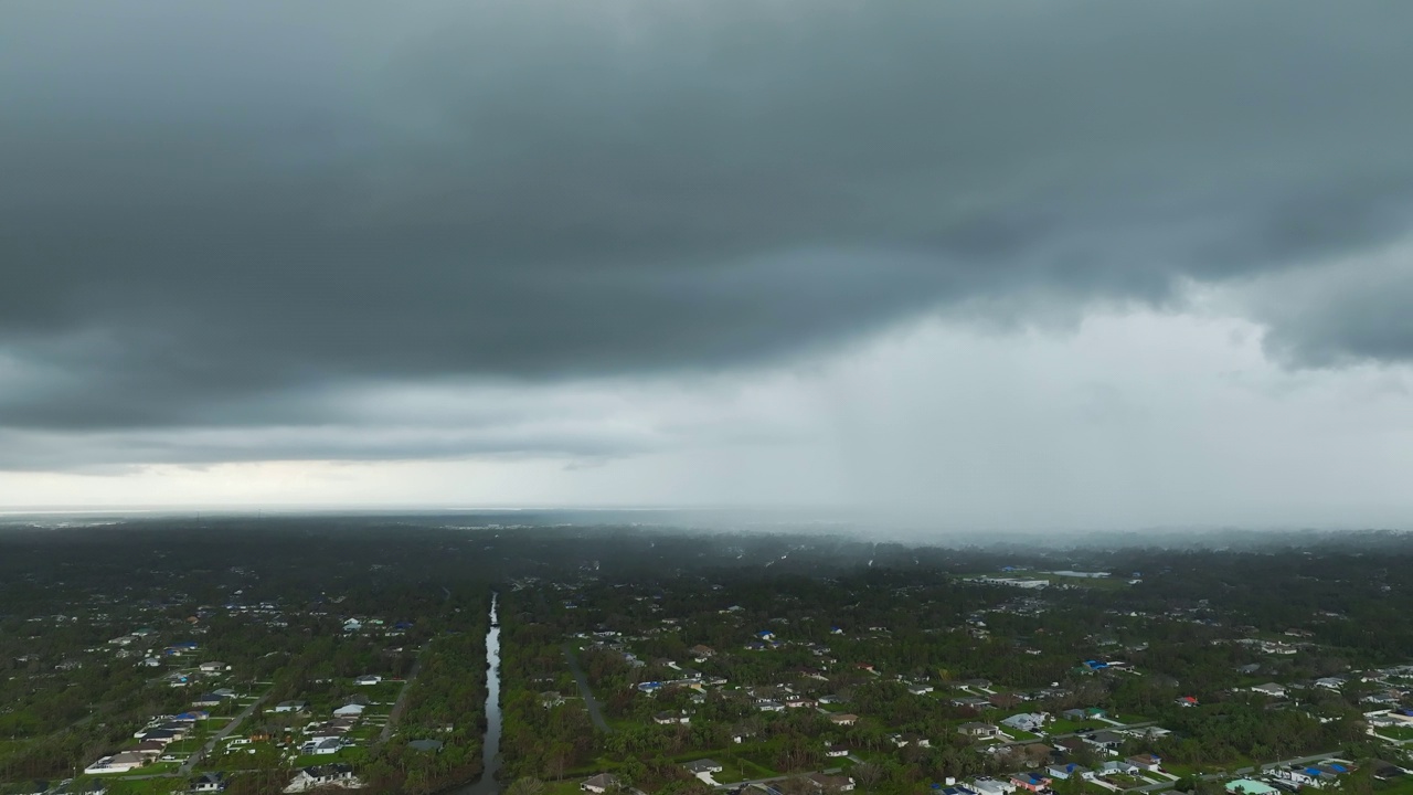 在乡村地区的大雷暴中，乌云在暴风雨的天空中形成视频素材