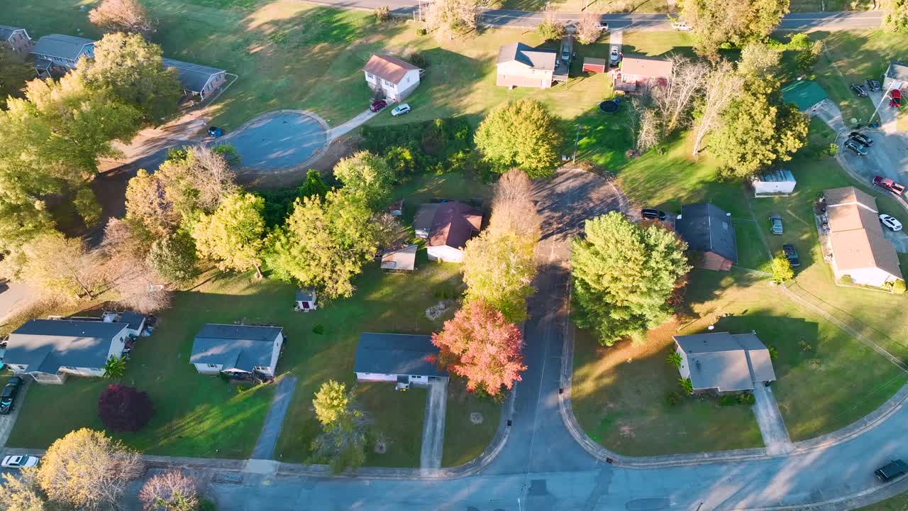 南卡罗来纳郊区紧挨着的家庭住宅鸟瞰图。美国郊区的房地产开发视频素材