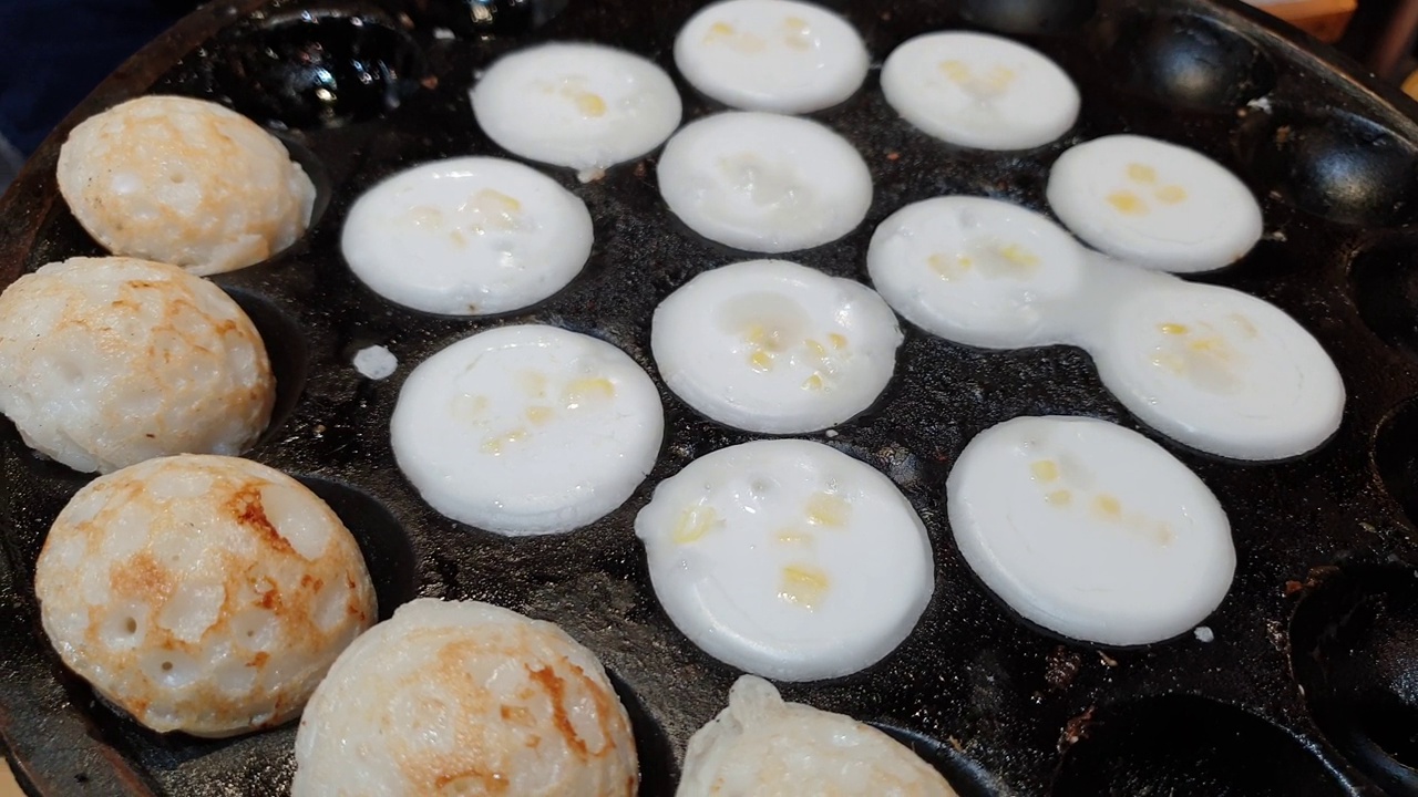 泰国传统的当地街头小吃kanom krok椰奶米粉煎饼泰国素食4k视频素材