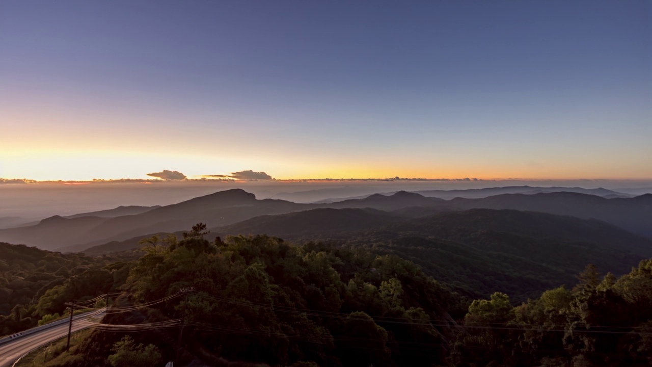 银河和日出在41公里，Doi Inthanon, Chom Thong，清迈，泰国视频下载