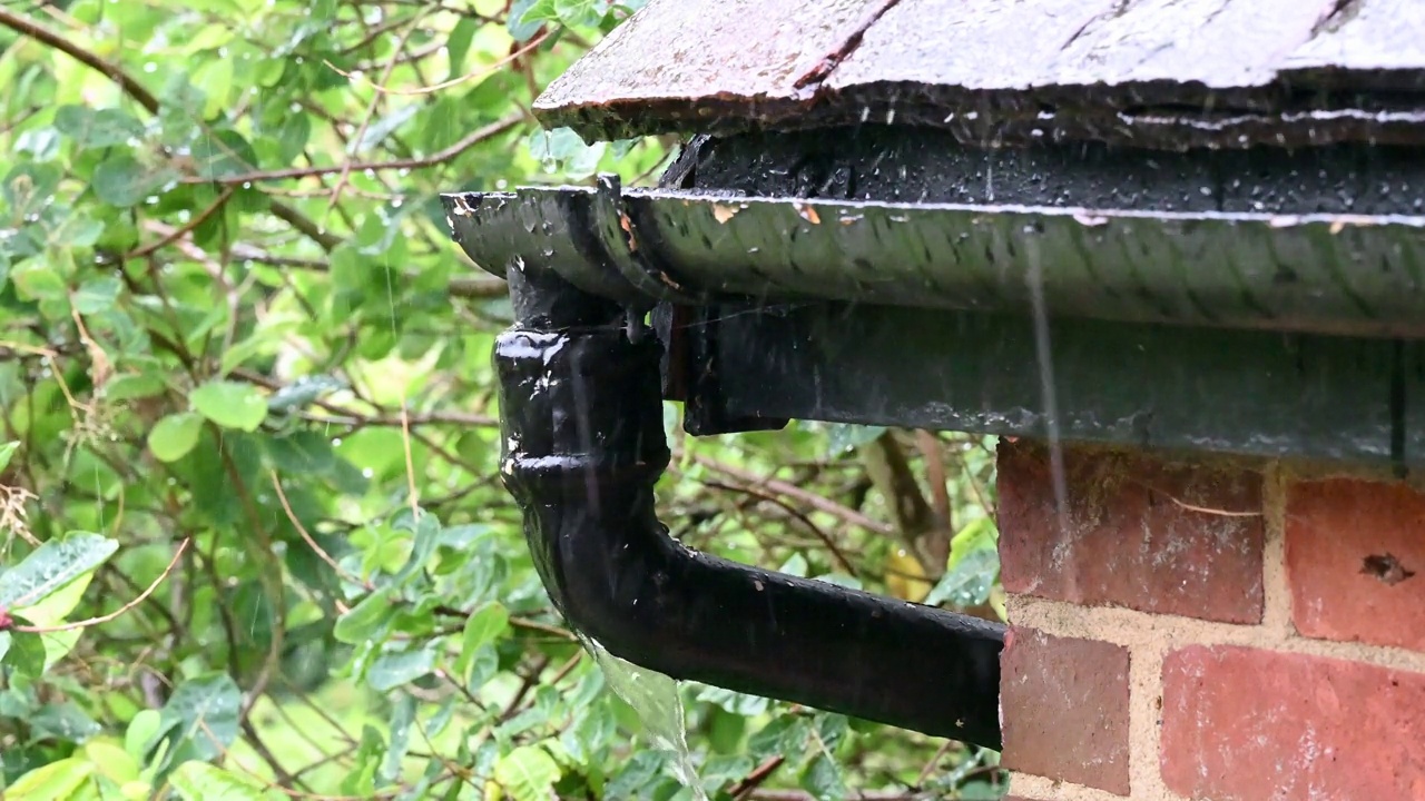 大雨从旧铁水管里溢出来视频素材